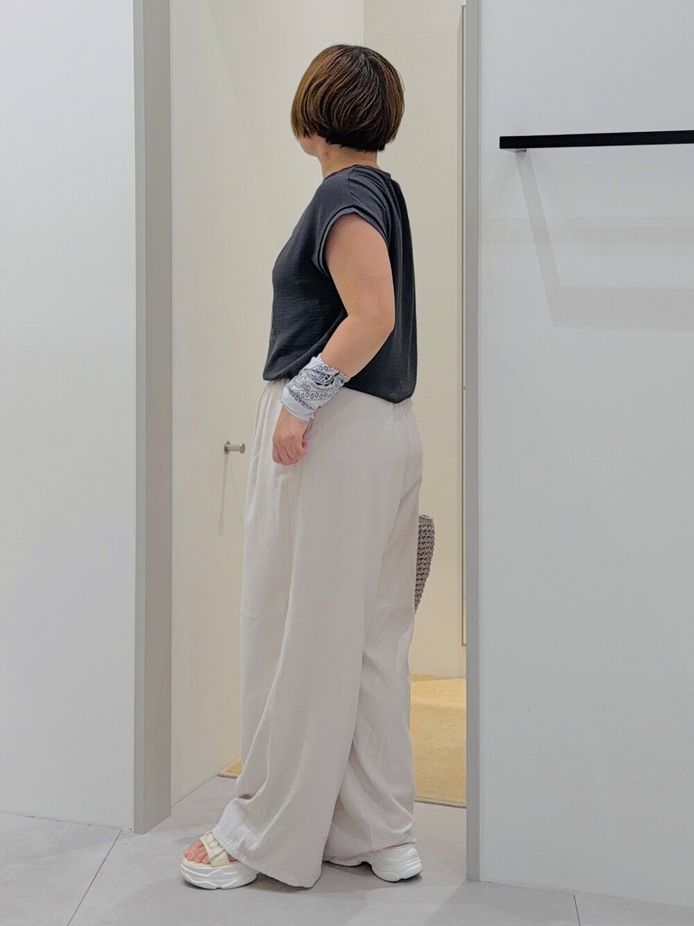 ブラック系のTシャツ/カットソー、ホワイト系のその他パンツ、グレー系のトートバッグを着用したレディースの夏コーディネートの3枚目の写真