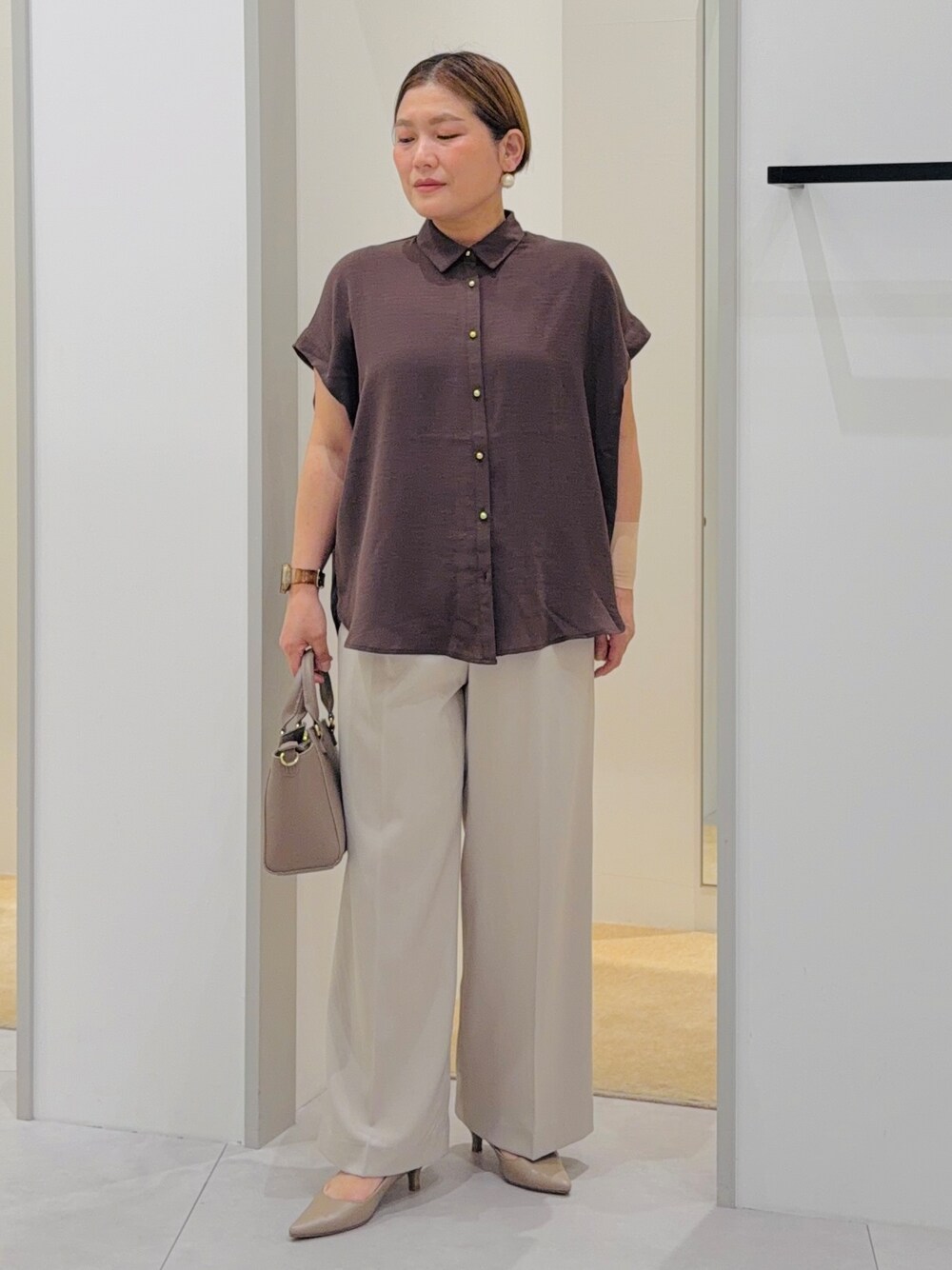 ブラウン系のシャツ/ブラウス、ベージュ系のその他パンツ、ブラウン系のトートバッグを着用したレディースの夏コーディネートの3枚目の写真