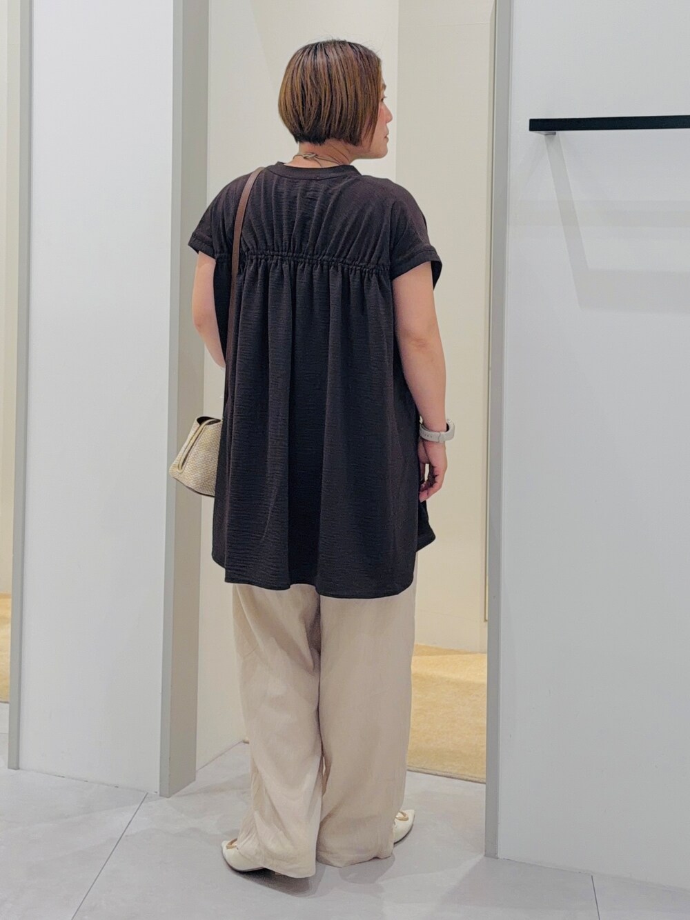 ブラウン系のシャツ/ブラウス、ベージュ系のタンクトップ、ホワイト系のその他パンツを着用したレディースの夏コーディネートの4枚目の写真