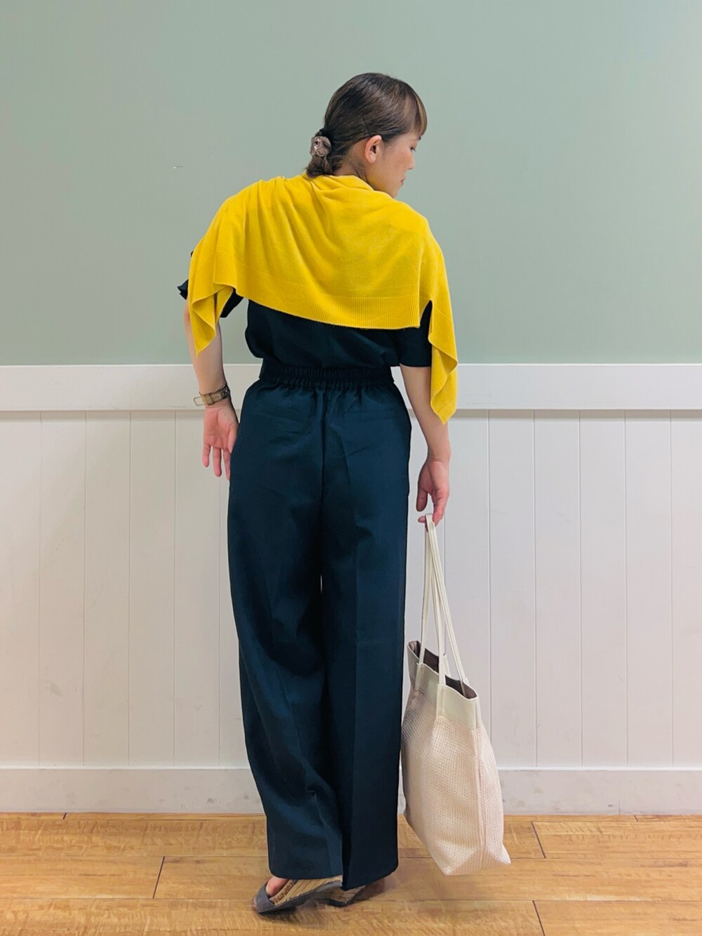 イエロー系のカーディガン/ボレロ、ブルー系のシャツ/ブラウス、ブルー系のその他パンツを着用したレディースの春コーディネートの2枚目の写真