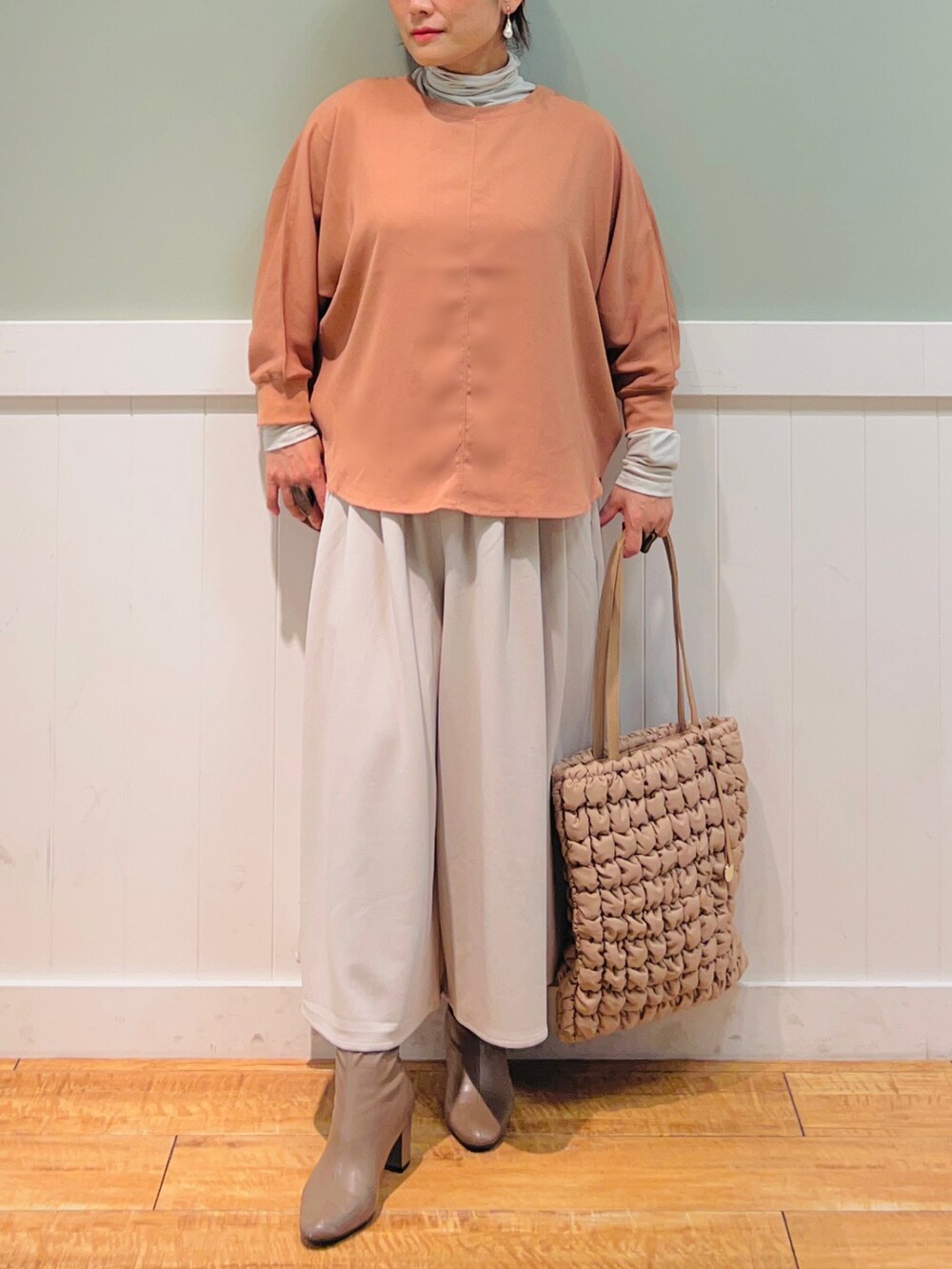 オレンジ系のシャツ/ブラウス、グレー系のTシャツ/カットソー、ベージュ系のトートバッグを着用したレディースの秋コーディネートの3枚目の写真