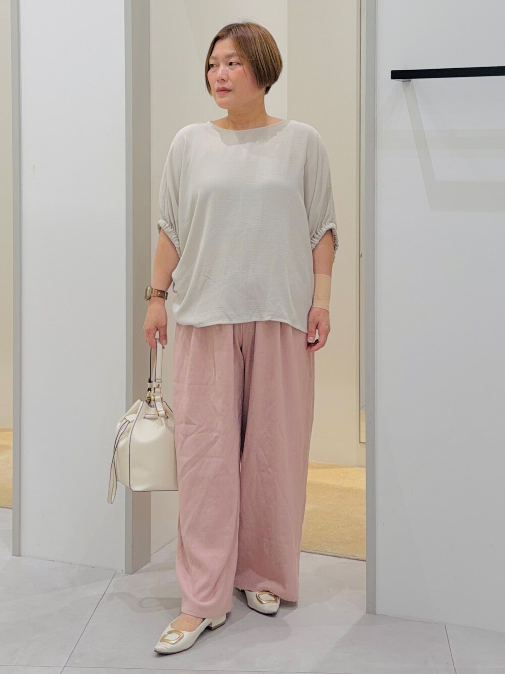 ベージュ系のシャツ/ブラウス、ピンク系のその他パンツ、ホワイト系のショルダーバッグを着用したレディースの夏コーディネートの2枚目の写真
