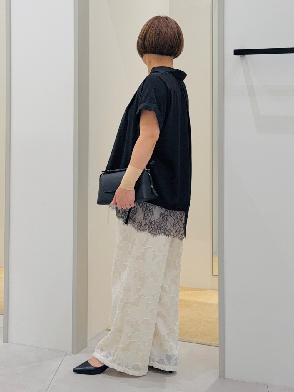 ブラック系のシャツ/ブラウス、ホワイト系のその他パンツ、ブラック系のショルダーバッグを着用したレディースの夏コーディネートの3枚目の写真