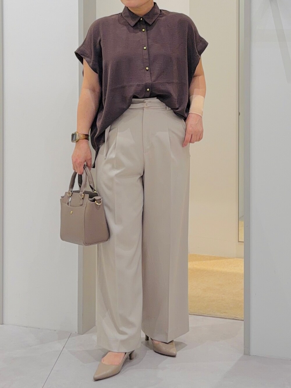ブラウン系のシャツ/ブラウス、ベージュ系のその他パンツ、ブラウン系のトートバッグを着用したレディースの夏コーディネートの6枚目の写真