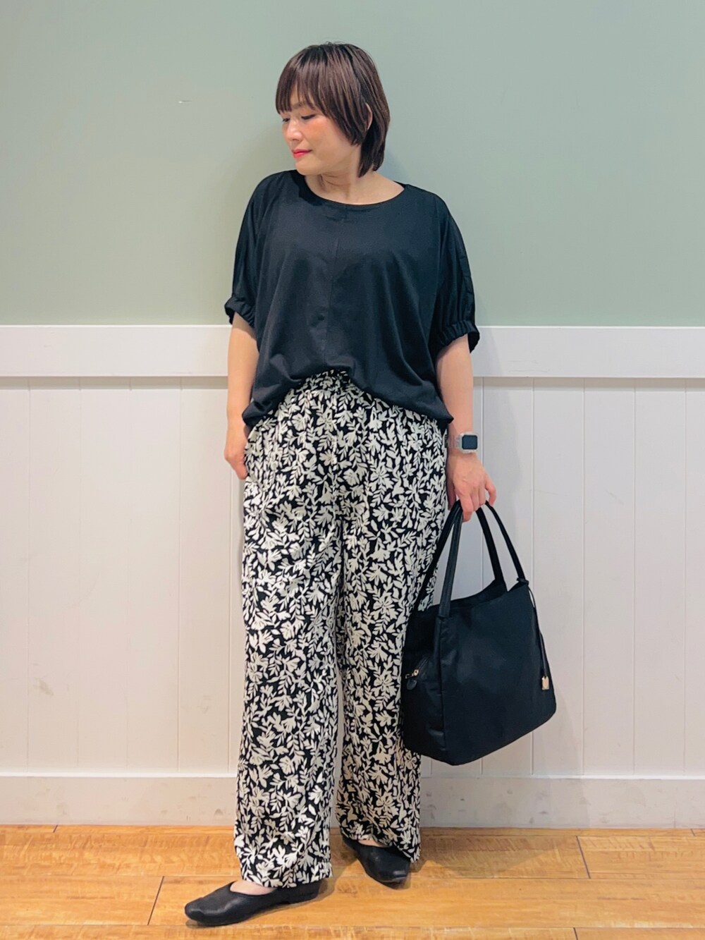 ブラック系のTシャツ/カットソー、ブラック系のその他パンツ、ブラック系のトートバッグを着用したレディースの春コーディネートの3枚目の写真