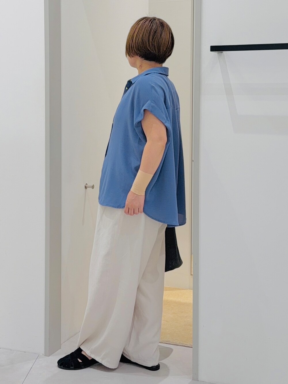 ブルー系のシャツ/ブラウス、ブラック系のタンクトップ、ホワイト系のその他パンツを着用したレディースの夏コーディネートの2枚目の写真