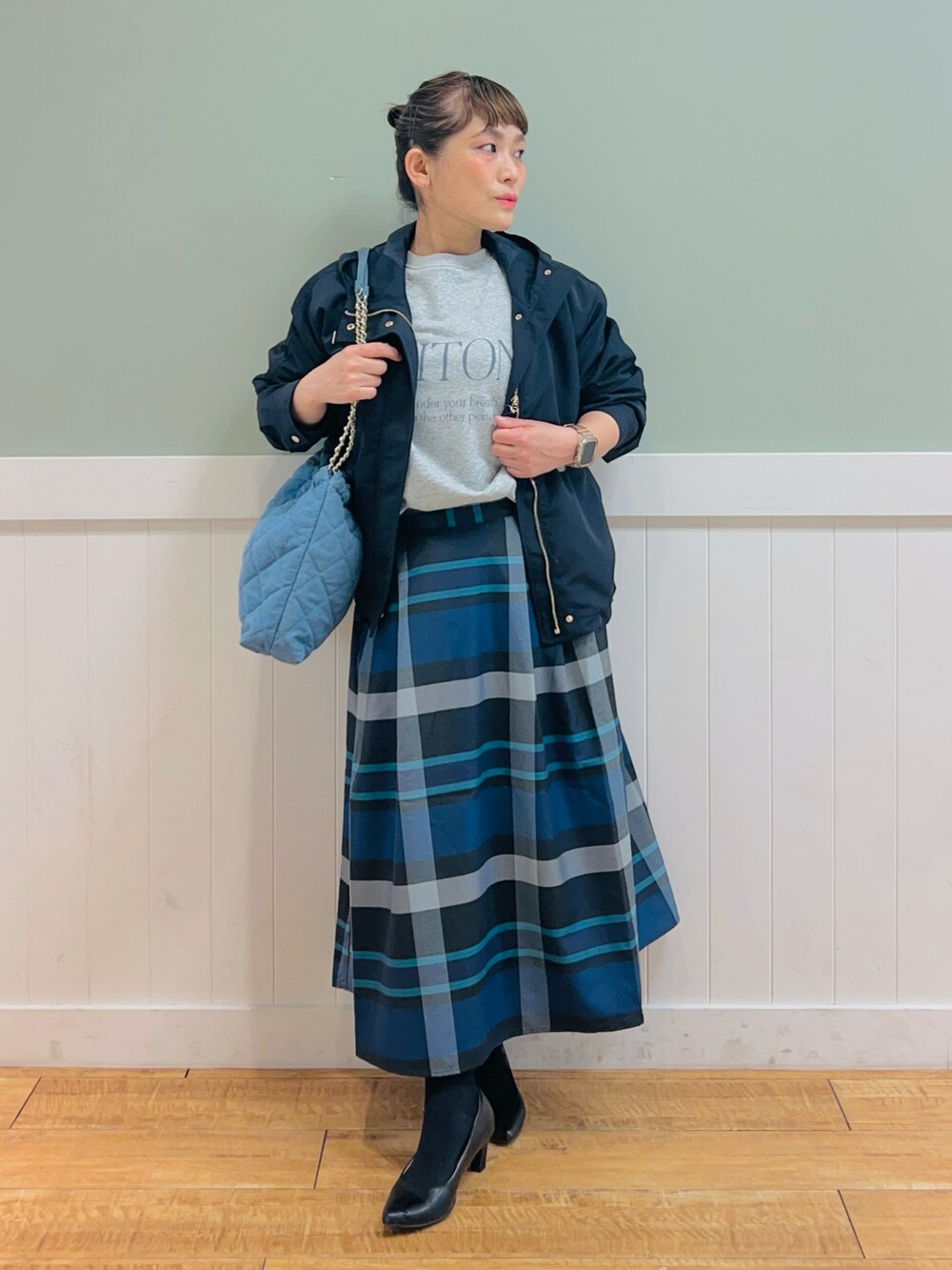 グレー系のスウェット、ブルー系のブルゾン、ブルー系のスカートを着用したレディースの春コーディネートの2枚目の写真