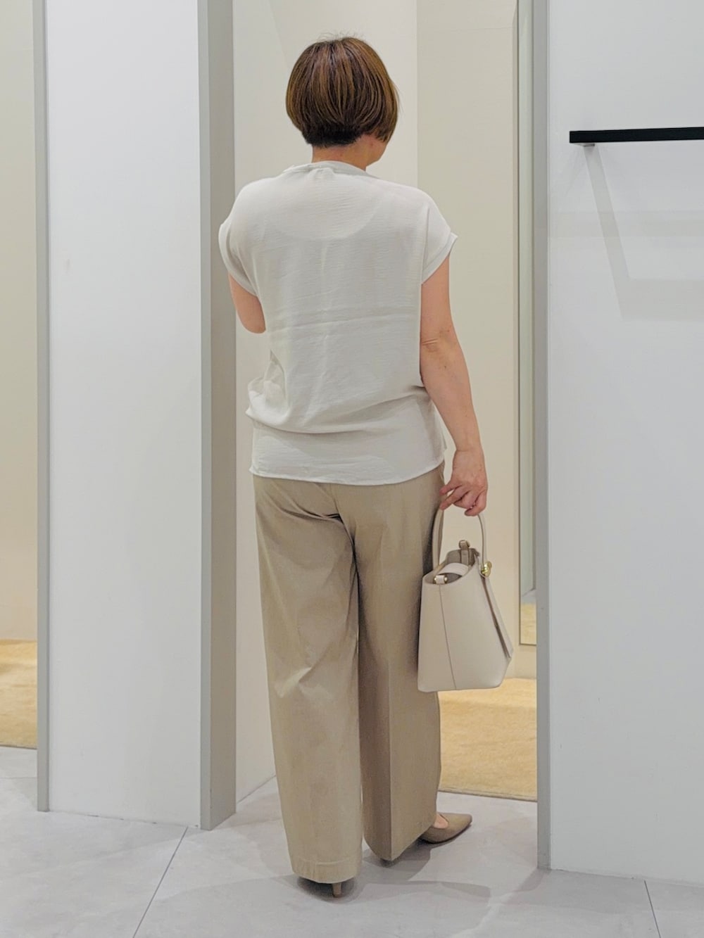 ベージュ系のTシャツ/カットソー、ベージュ系のその他パンツ、ベージュ系のパンプスを着用したレディースの夏コーディネートの4枚目の写真