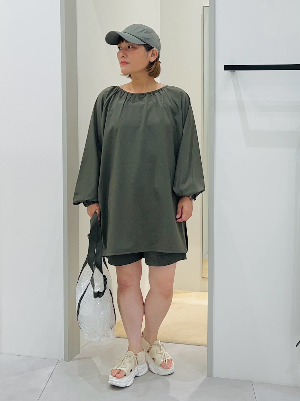「大人カジュアル、大人コーデ、シンプルコーデ、シンプル、カジュアル、カジュアルコーデ、オトナカジュアル、オトナ女子、休日スタイル、休日コーデ、セットアップ、水着、水着コーデ、撥水加工、ootd」｜「THE SHOP TK の厚底スポーティサンダル（サンダル、ホワイト系）」を使った、タナさん（骨格ウェーブ・レディース・155cm）の夏コーディネートの2枚目の写真
