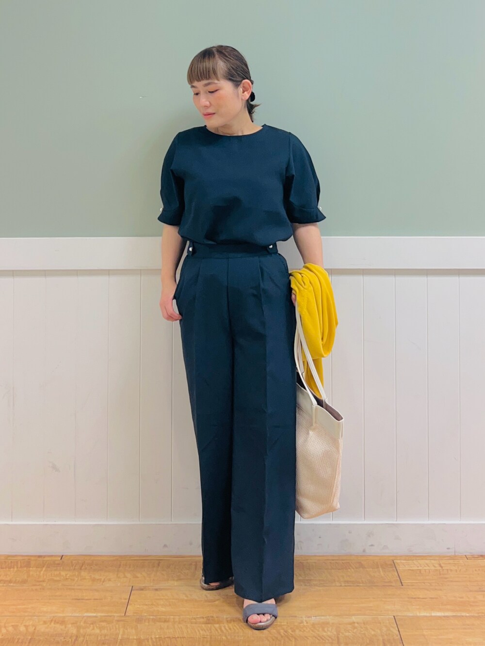 イエロー系のカーディガン/ボレロ、ブルー系のシャツ/ブラウス、ブルー系のその他パンツを着用したレディースの春コーディネートの3枚目の写真