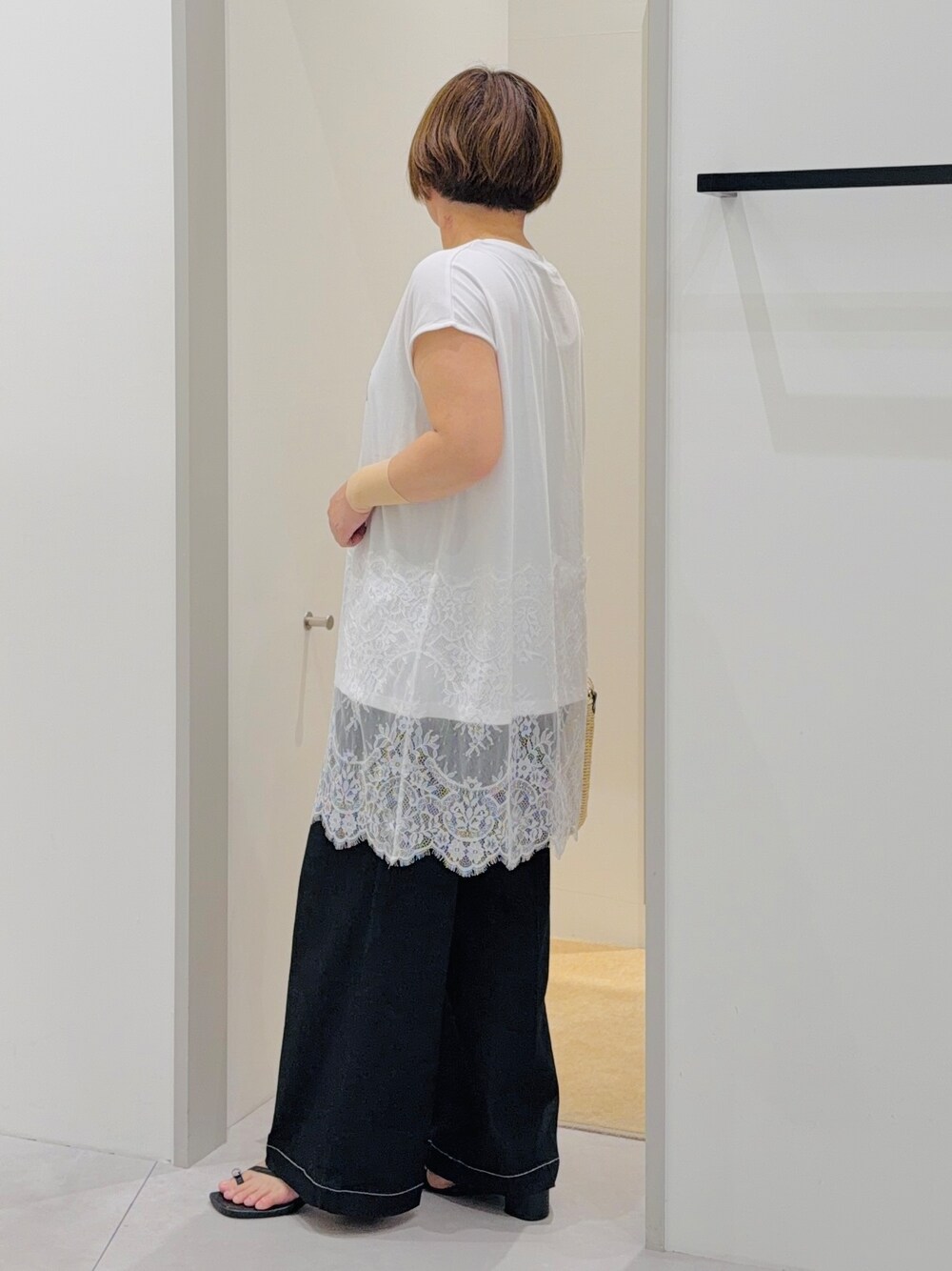 ホワイト系のTシャツ/カットソー、ブラック系のデニムパンツを着用したレディースの夏コーディネートの2枚目の写真
