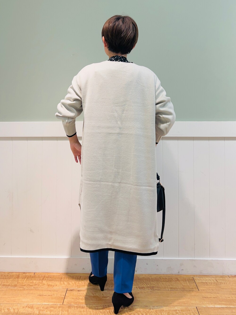 ブラック系のシャツ/ブラウス、ベージュ系のカーディガン/ボレロ、ブルー系のその他パンツを着用したレディースの秋コーディネートの3枚目の写真