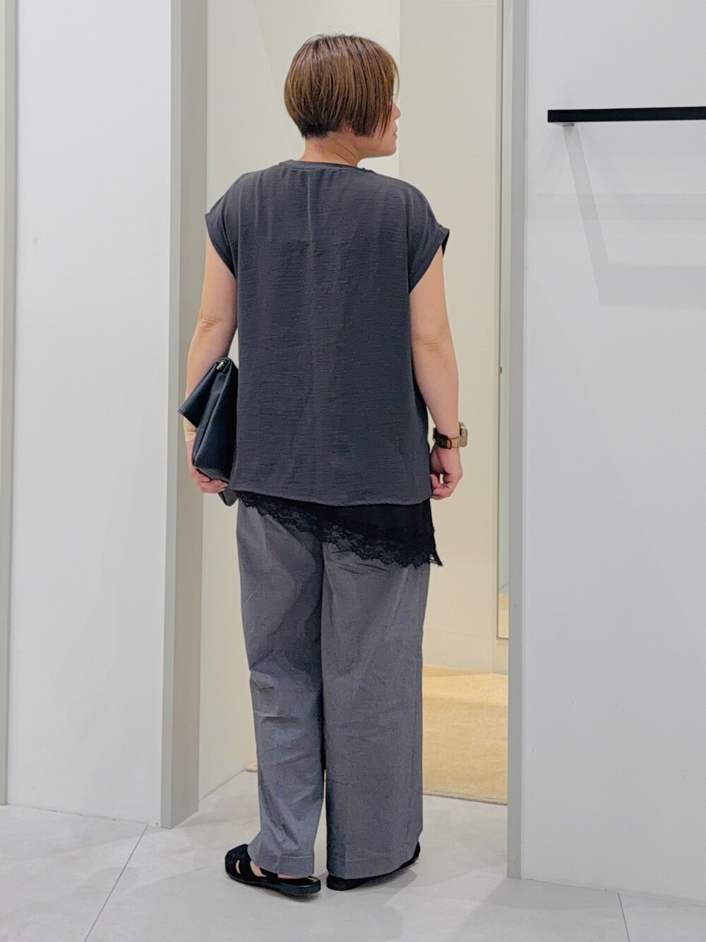 ブラック系のTシャツ/カットソー、ブラック系のタンクトップ、グレー系のその他パンツを着用したレディースの夏コーディネートの3枚目の写真