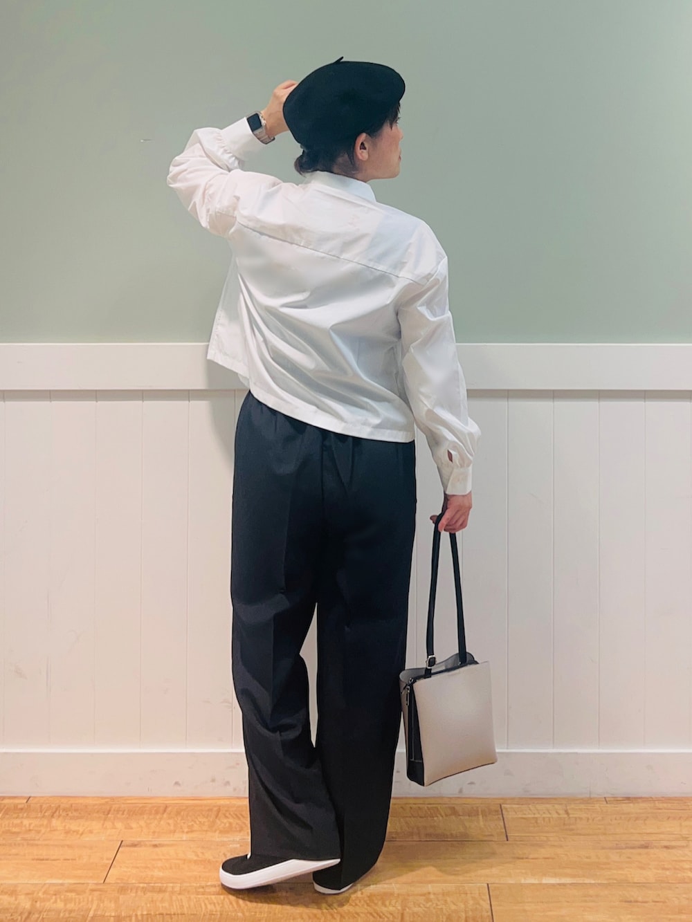 ホワイト系のシャツ/ブラウス、ブラック系のタンクトップ、グレー系のショルダーバッグを着用したレディースの秋コーディネートの2枚目の写真