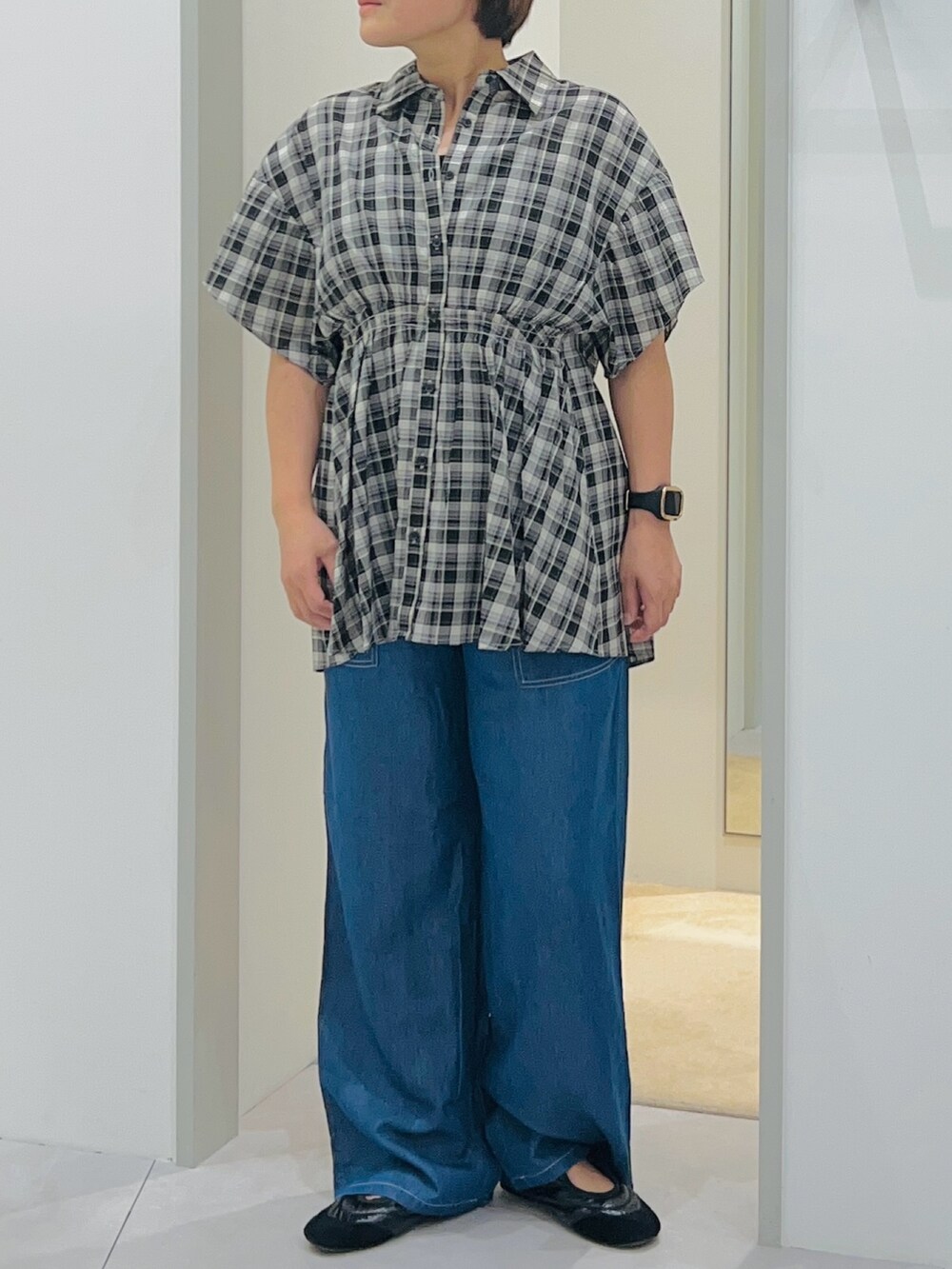 ブラック系のシャツ/ブラウス、ブルー系のその他パンツ、ブラック系のスニーカーを着用したレディースの夏コーディネートの4枚目の写真