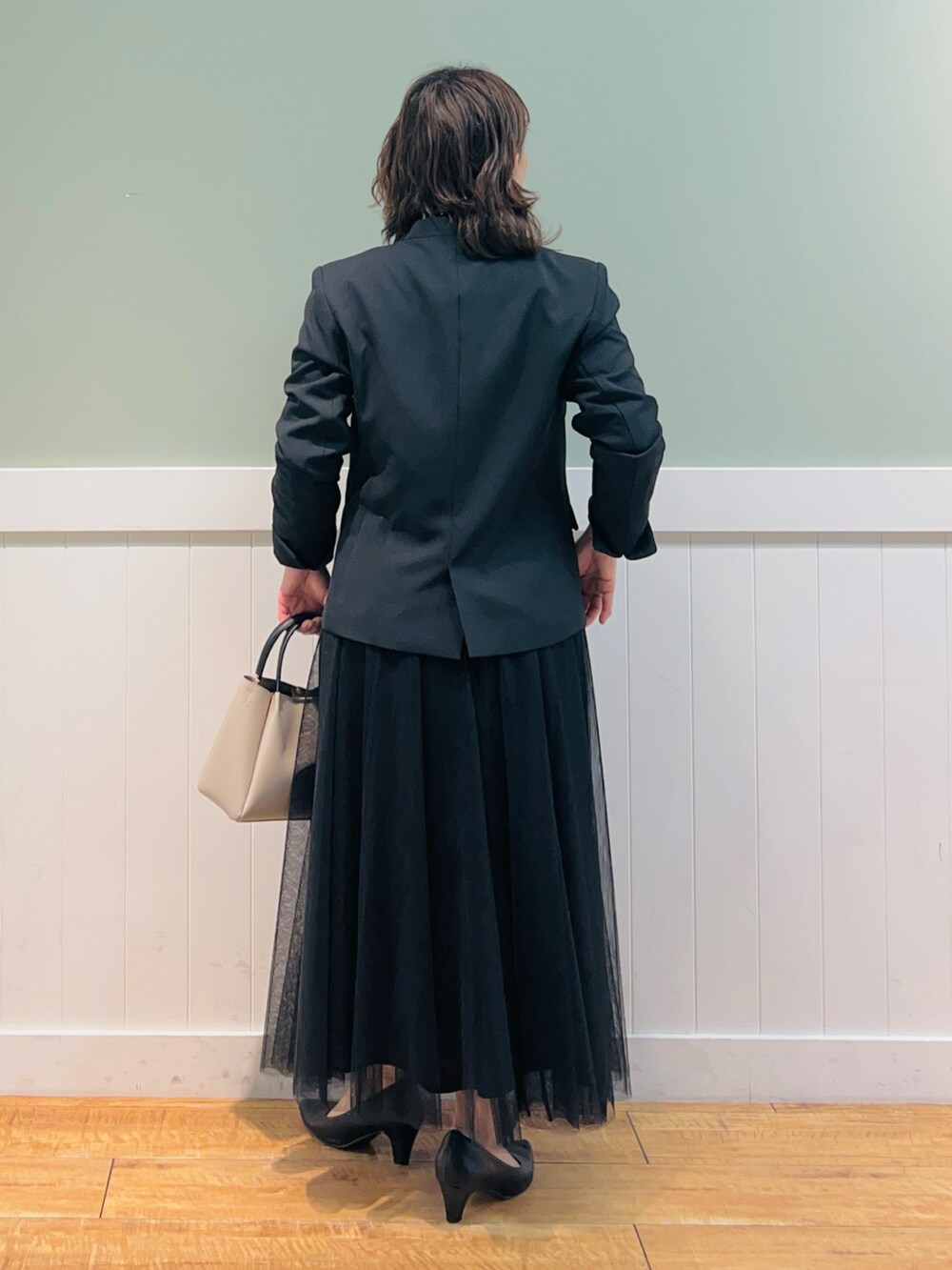 ブラック系のノーカラージャケット、ブラック系のシャツ/ブラウス、グレー系のトートバッグを着用したレディースの冬コーディネートの4枚目の写真