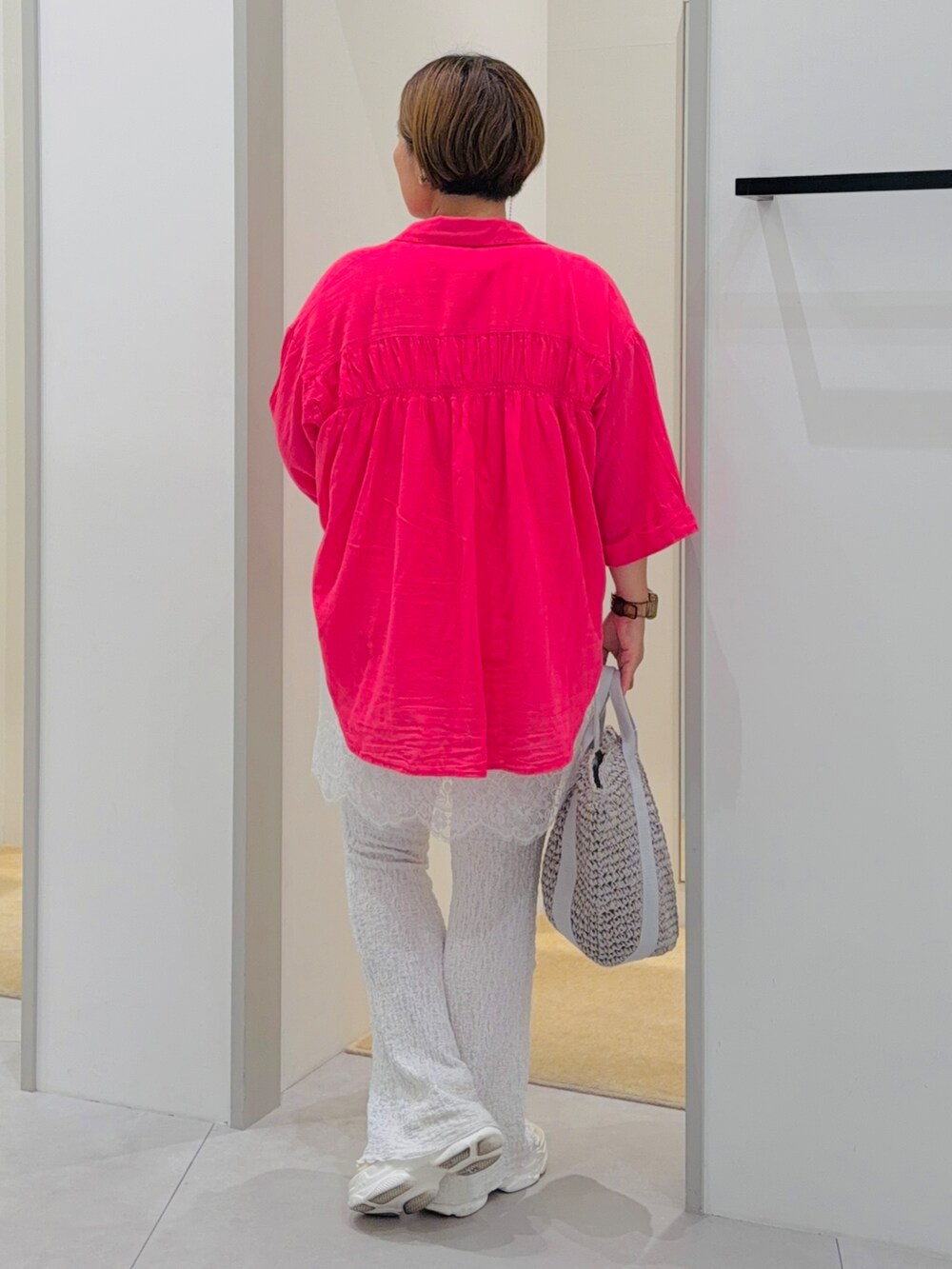 ピンク系のシャツ/ブラウス、ホワイト系のTシャツ/カットソー、ホワイト系のその他パンツを着用したレディースの夏コーディネートの4枚目の写真