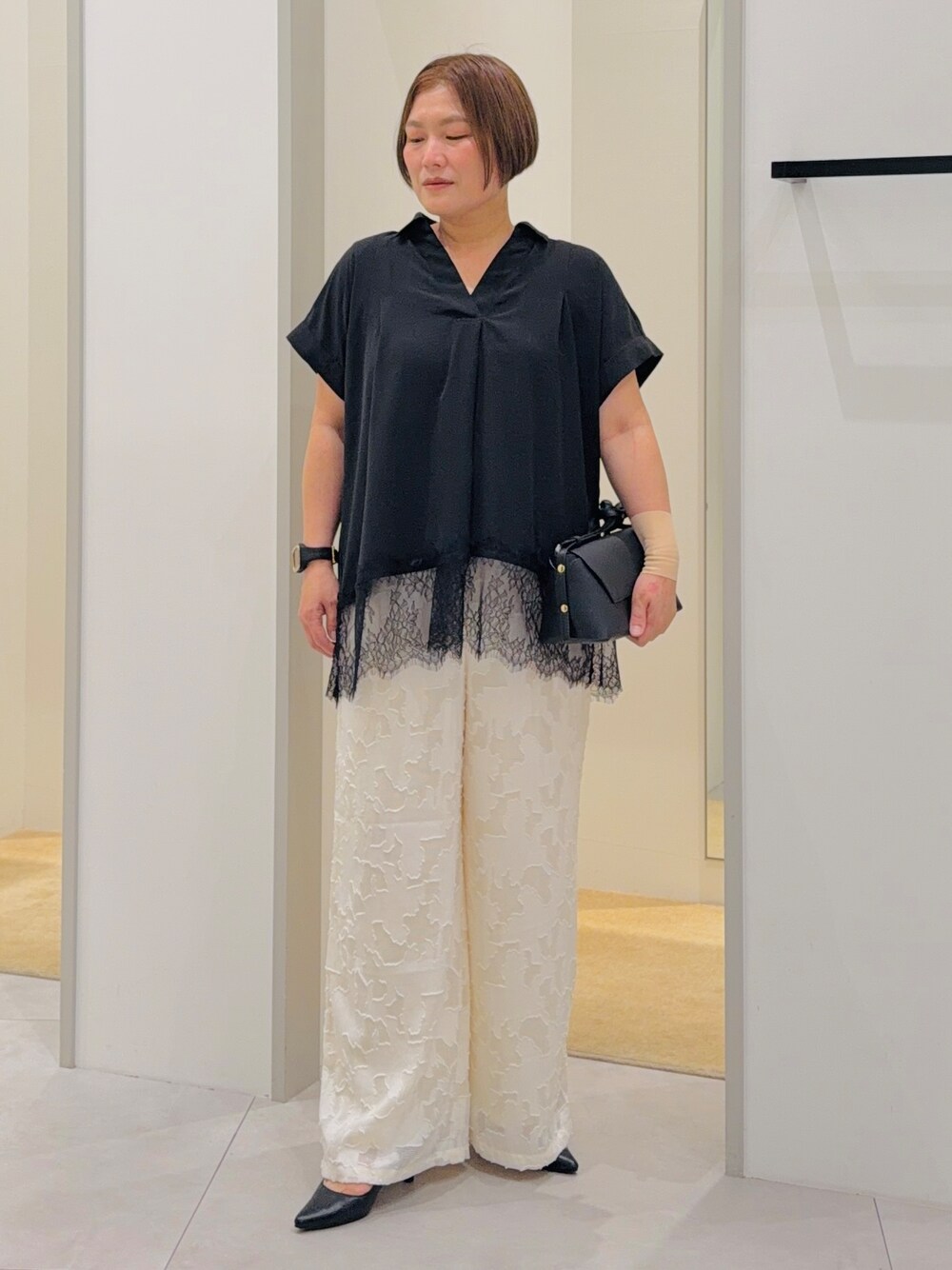 ブラック系のシャツ/ブラウス、ホワイト系のその他パンツ、ブラック系のショルダーバッグを着用したレディースの夏コーディネートの2枚目の写真