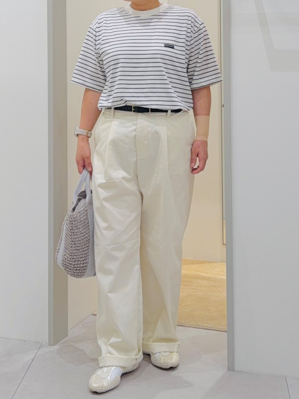 ホワイト系のTシャツ/カットソー、ホワイト系のその他パンツ、グレー系のトートバッグを着用したレディースの夏コーディネートの5枚目の写真