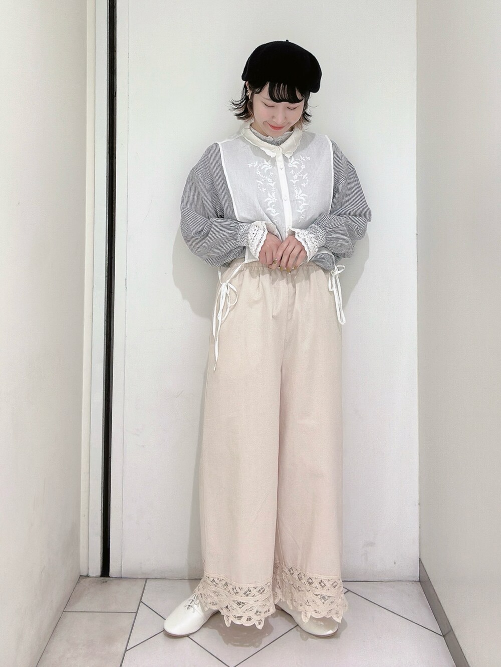 「サマンサ モスモス(Samansa Mos2)、Samansa Mos2、kazumiコラボ、バテンレース」｜「Samansa Mos2の裾バテンレースストレートパンツ（その他パンツ、ホワイト系）」を使った、sakura✿さん（レディース・158cm）の冬コーディネートの2枚目の写真