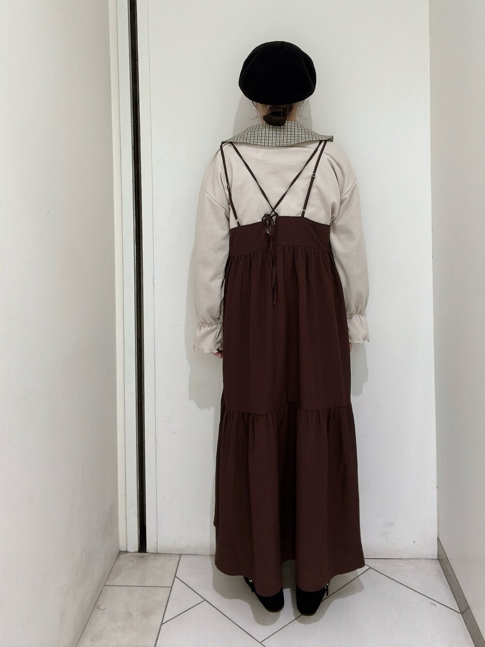 「エヘカソポ、ベレー帽、トレーナー、チェック、チェックシャツ、ガーリー、レトロ、キャミワンピ」｜「ehka sopoのベロアパイピングシューズ（その他シューズ、ブラック系）」を使った、sakura✿さん（レディース・158cm）の秋コーディネートの4枚目の写真