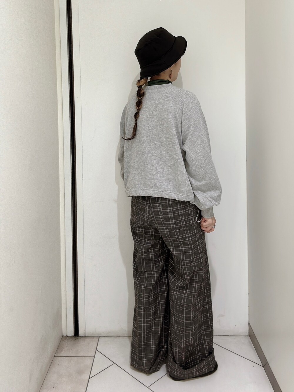 「ハット、チェック、パンツスタイル、秋、スウェット、休日コーデ、カジュアル、エヘカソポ」｜「ehka sopoのオブリークバレエシューズ（バレエシューズ、ブラック系）」を使った、sakura✿さん（レディース・158cm）の秋コーディネートの2枚目の写真