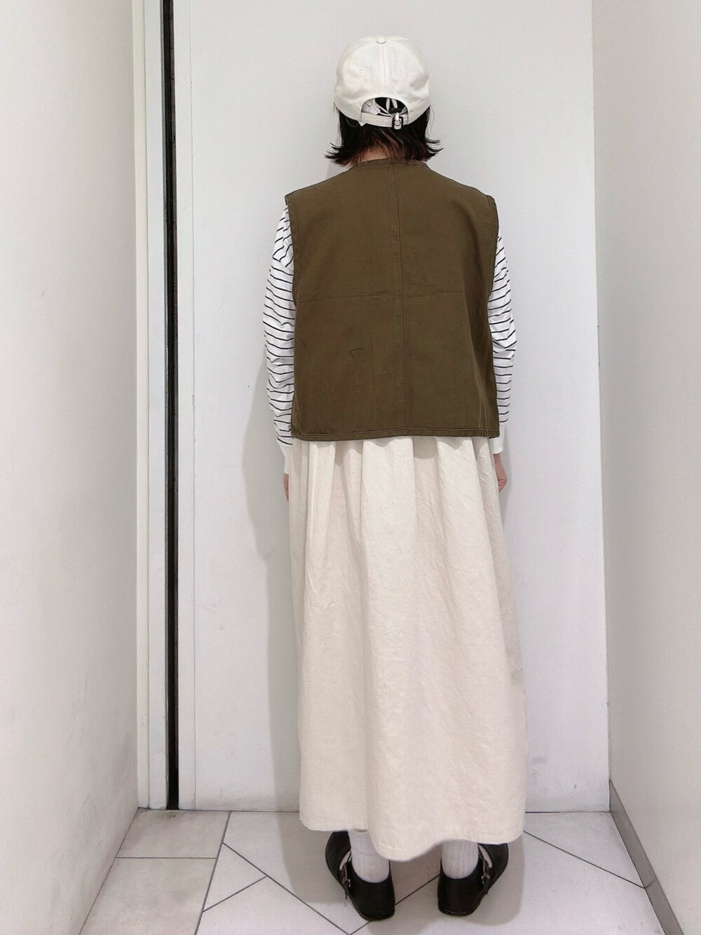 ブラック系のその他シューズを着用したレディースの冬コーディネートの4枚目の写真