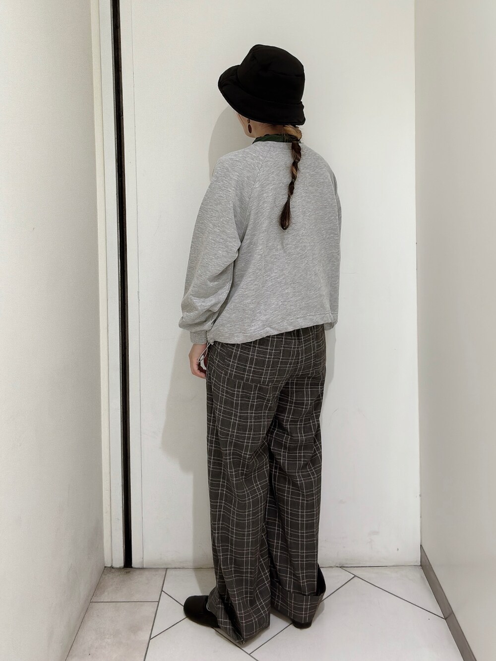 「ハット、チェック、パンツスタイル、秋、スウェット、休日コーデ、カジュアル、エヘカソポ」｜「ehka sopoのオブリークバレエシューズ（バレエシューズ、ブラック系）」を使った、sakura✿さん（レディース・158cm）の秋コーディネートの3枚目の写真