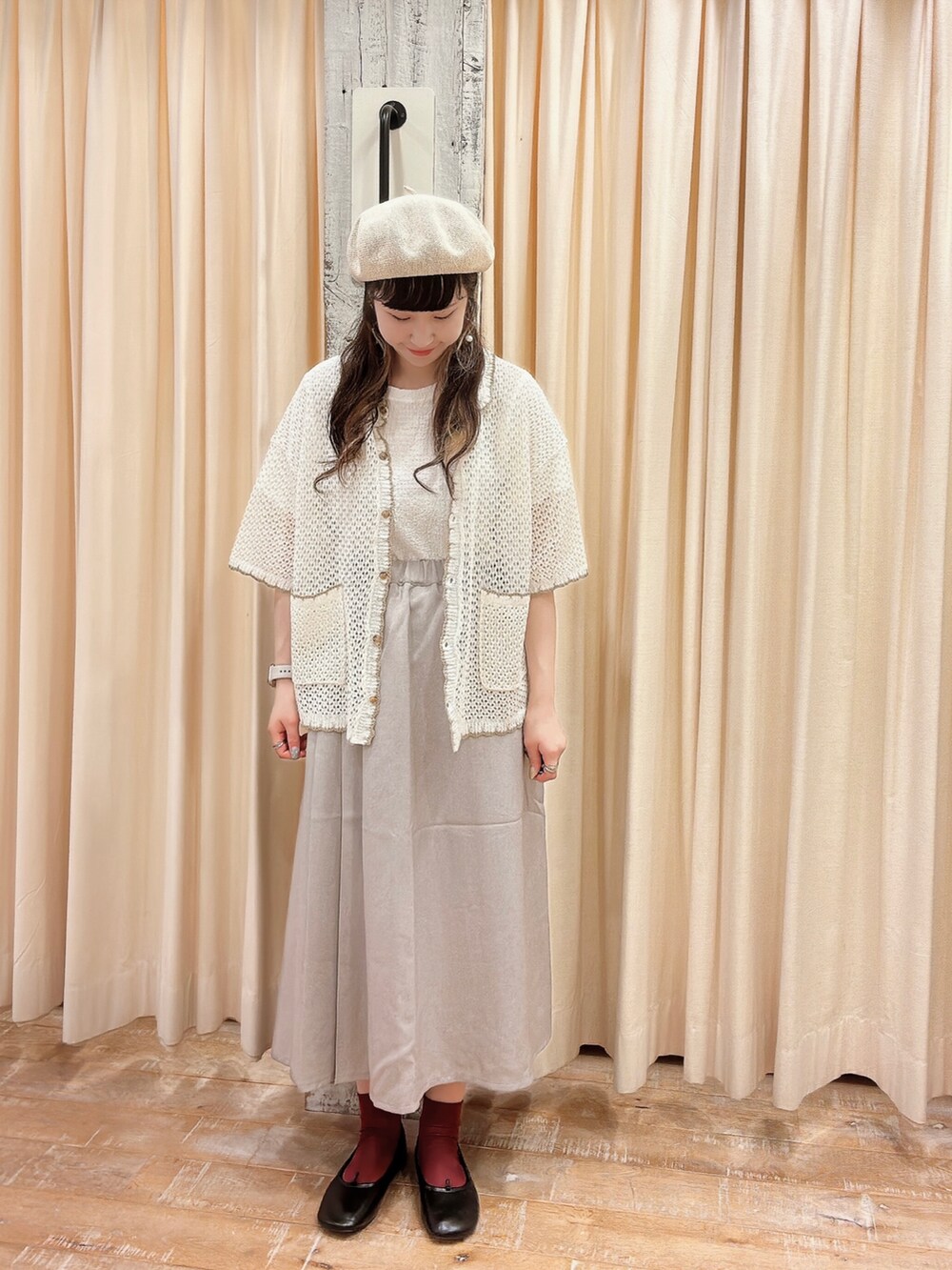 ホワイト系のTシャツ/カットソー、ブラック系のバレエシューズ、ホワイト系のカーディガン/ボレロを着用したレディースの春コーディネートの2枚目の写真