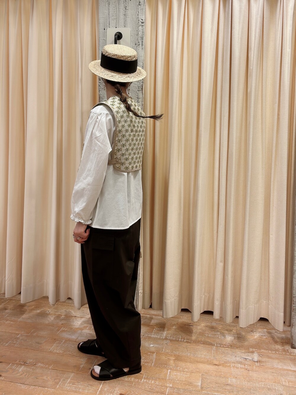 ベージュ系のベスト、ホワイト系のシャツ/ブラウス、グレー系のカーゴパンツを着用したレディースの春コーディネートの2枚目の写真