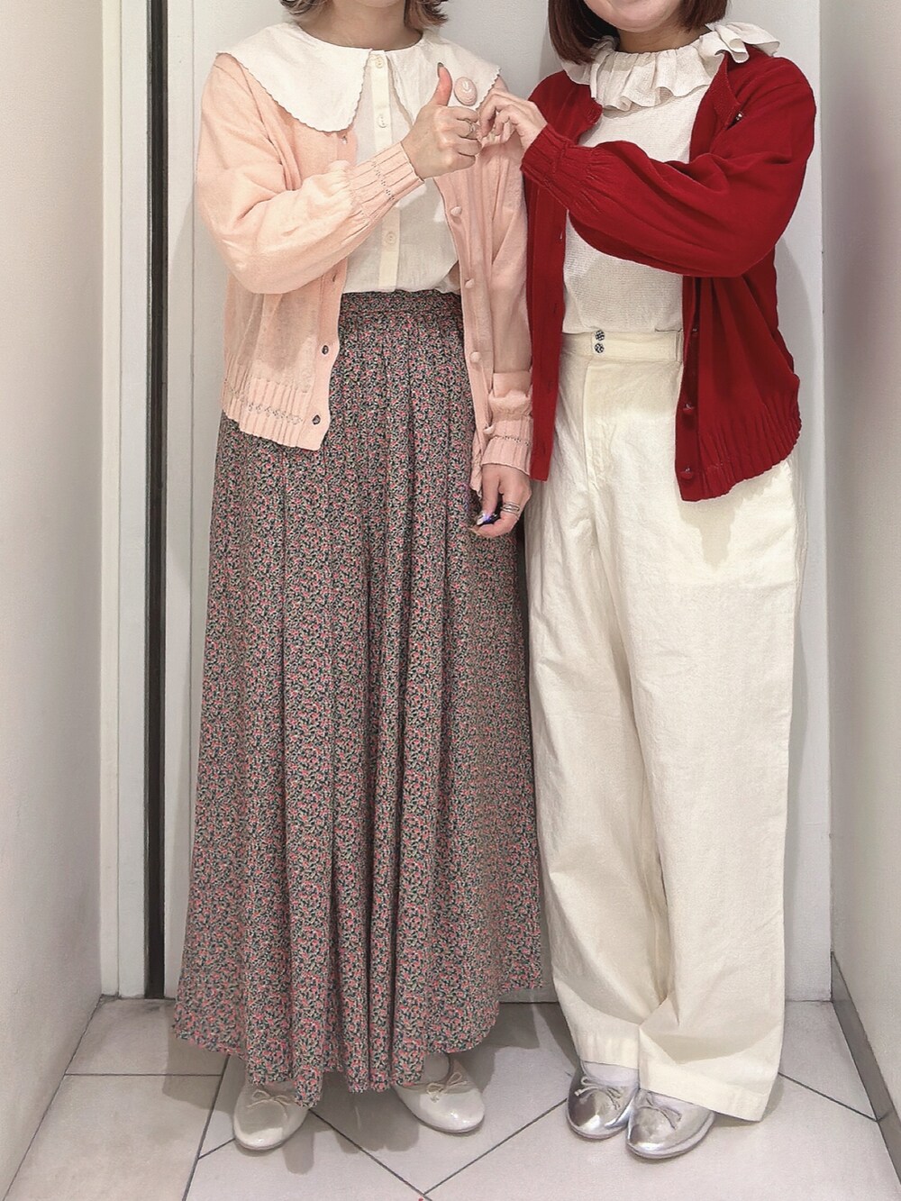 「サマンサ モスモス(Samansa Mos2)、サマンサモスモス、Samansa Mos2、カーディガン、花柄パンツ、リネンパンツ、ブローチ、ゆべしコラボ、ゆべし×SamansaMos2、ゆべし、双子コーデ、推し活、推し色コーデ」｜「Samansa Mos2の【S/XLサイズ WEB限定】エナメルメタリックアソートバレエシューズ（パンプス、ホワイト系）」を使った、sakura✿さん（レディース・158cm）の春コーディネートの2枚目の写真