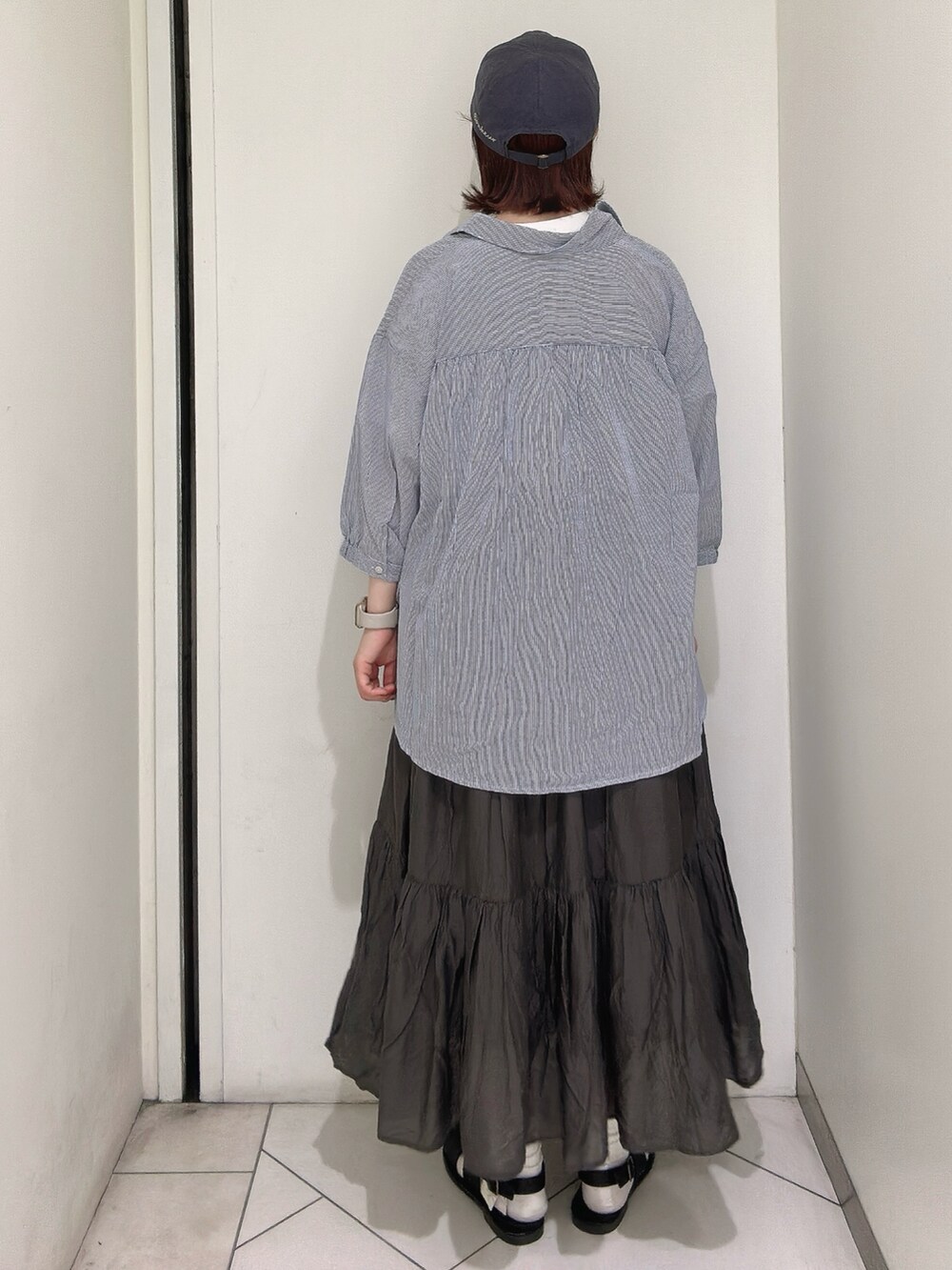 ブラック系のサンダルを着用したレディースの夏コーディネートの3枚目の写真