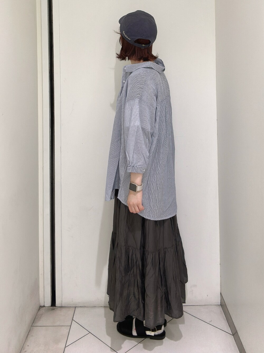 ブラック系のサンダルを着用したレディースの夏コーディネートの4枚目の写真