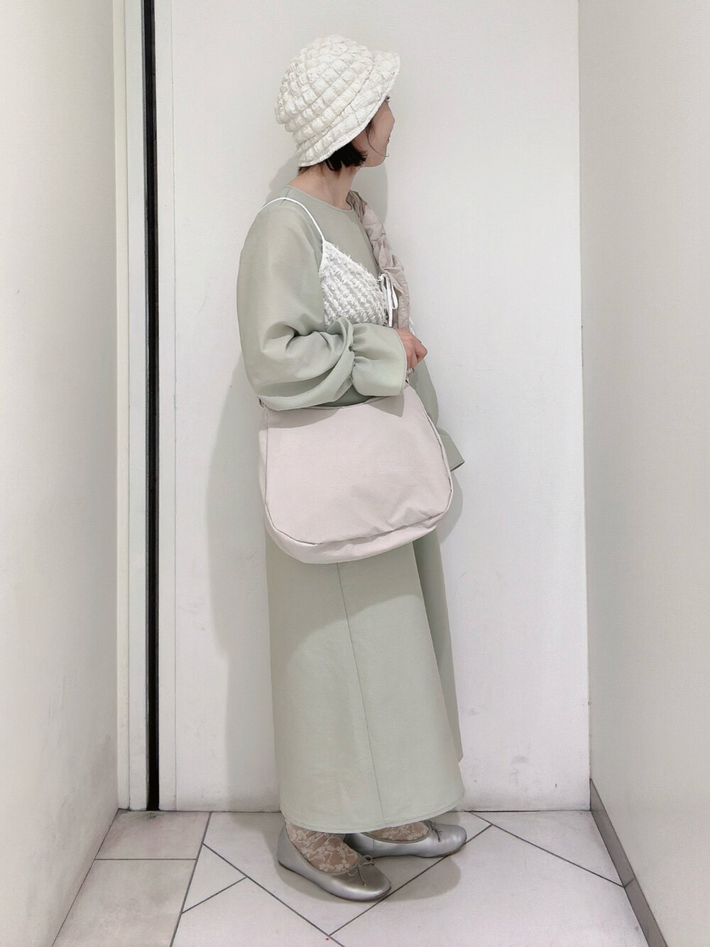 「エヘカソポ、ehka sopo、ワンピース、くしゅくしゅ、ショルダーバッグ」｜「ehka sopoのくしゅくしゅギャザーショルダーバッグ（ハンドバッグ、ホワイト系）」を使った、sakura✿さん（レディース・158cm）の冬コーディネートの2枚目の写真
