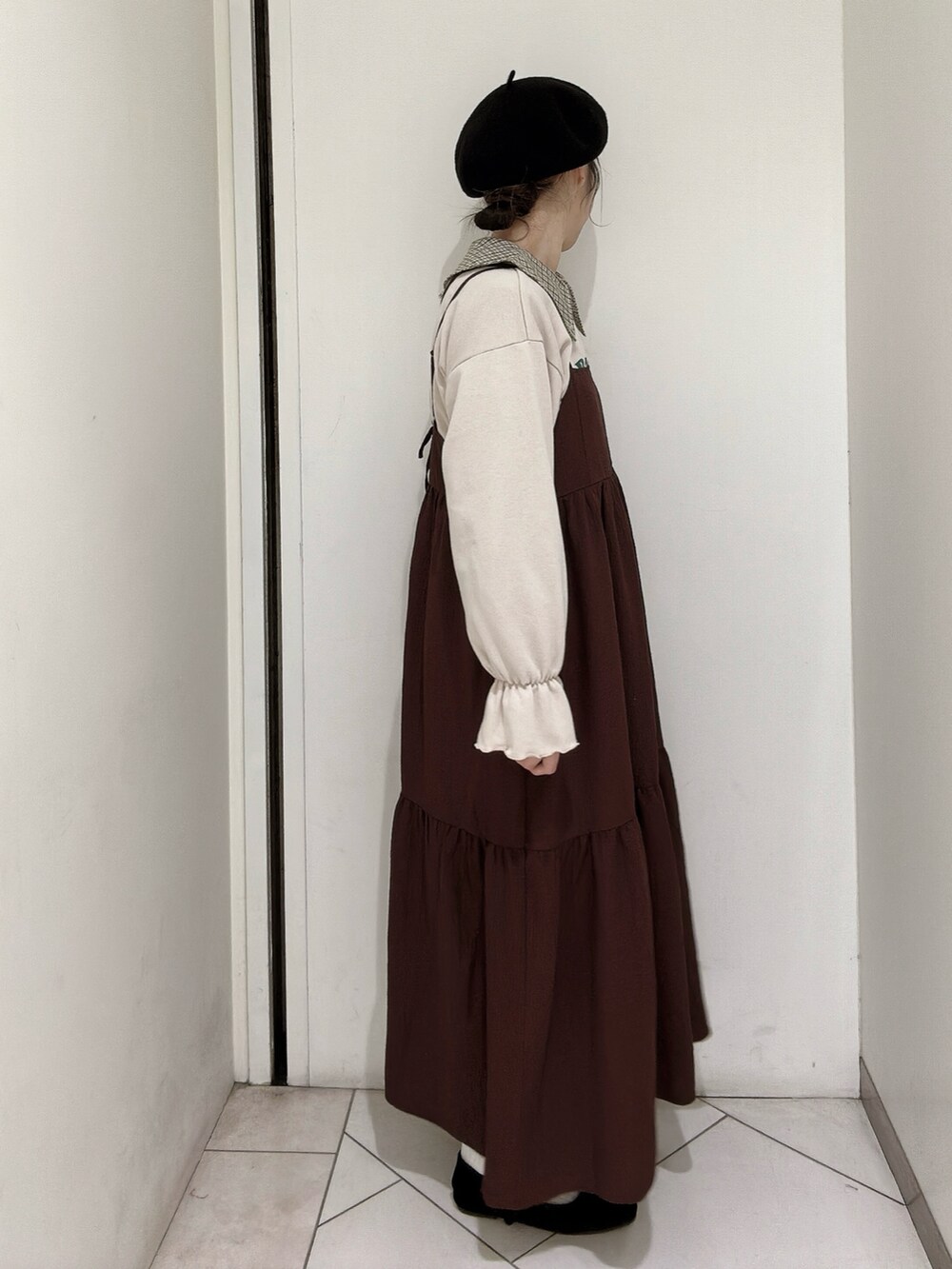 「エヘカソポ、ベレー帽、トレーナー、チェック、チェックシャツ、ガーリー、レトロ、キャミワンピ」｜「ehka sopoのベロアパイピングシューズ（その他シューズ、ブラック系）」を使った、sakura✿さん（レディース・158cm）の秋コーディネートの2枚目の写真