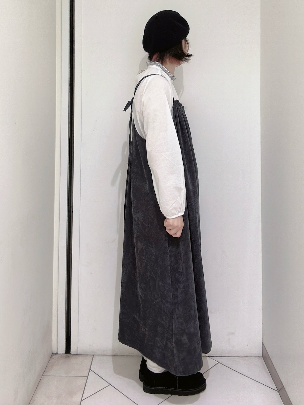 ブラック系のその他シューズを着用したレディースの冬コーディネートの2枚目の写真