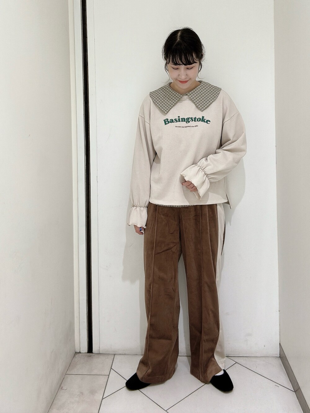 「トレーナー、ビッグ襟、ジャージ、ラインパンツ、エヘカソポ、ガーリー、レトロ、パンツスタイル」｜「ehka sopoのベロアパイピングシューズ（その他シューズ、ブラック系）」を使った、sakura✿さん（レディース・158cm）の秋コーディネートの5枚目の写真