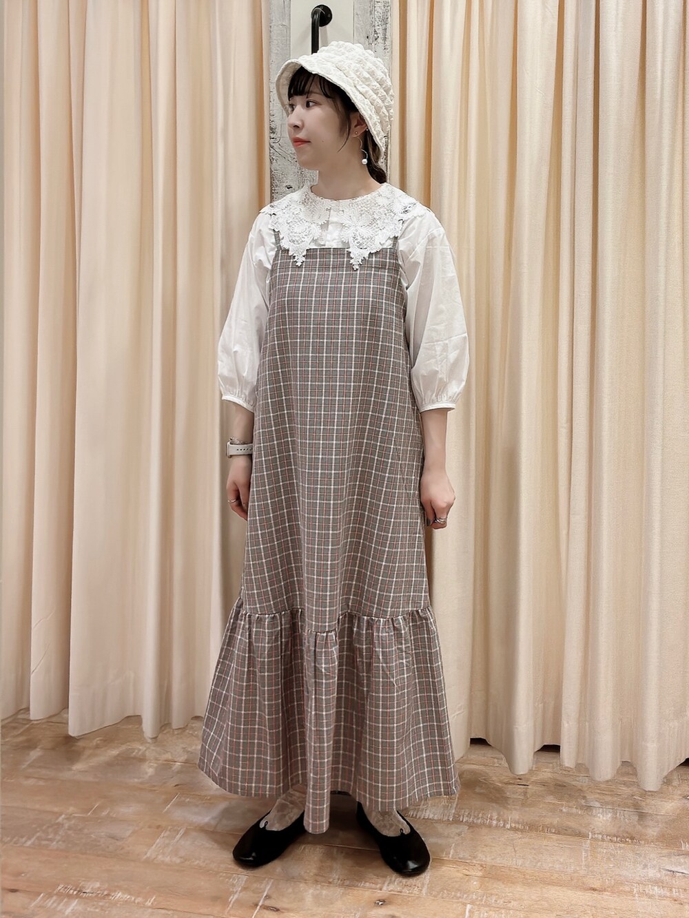 「ブラウス、襟フリル、キャミワンピ、キャミワンピース、チェック、くしゅくしゅ、パンプス、襟フリルブラウス、エヘカソポ、ehka sopo、古着MIX、古着、レトロ」｜「ehka sopoのクシュクシュバケットハット（ハット、ホワイト系）」を使った、sakura✿さん（レディース・158cm）の春コーディネートの2枚目の写真