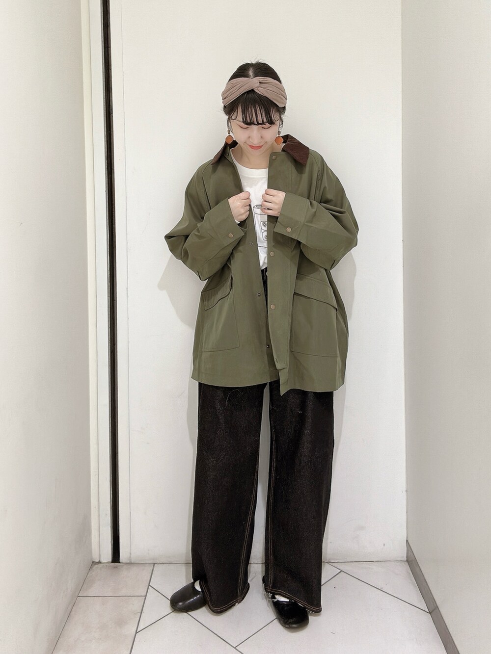 「ジャケット、ミリタリージャケット、デニムパンツ、エヘカソポ、ehka sopo」｜「ehka sopoのオブリークバレエシューズ（バレエシューズ、ブラック系）」を使った、sakura✿さん（レディース・158cm）の秋コーディネートの2枚目の写真