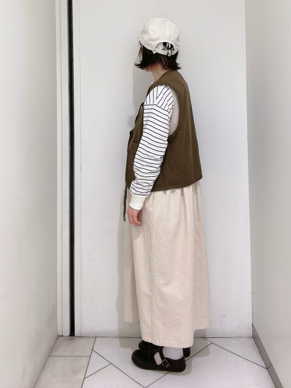 ブラック系のその他シューズを着用したレディースの冬コーディネートの3枚目の写真