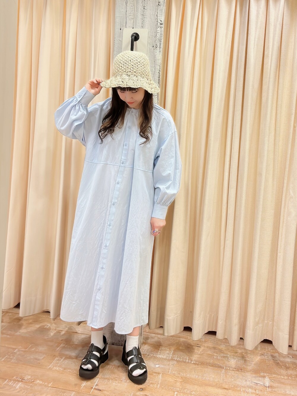 「春、ハット、麦わら帽子、エヘカソポ、ehka sopo、グルカサンダル、シャツワンピース、シャツワンピ、夏コーデ、ワンピース、ワントーンコーデ、ブルー、サックスブルー、着回しコーデ」｜「ehka sopoのギャザーシャツワンピース（シャツワンピース、ブルー系）」を使った、sakura✿さん（レディース・158cm）の春コーディネートの2枚目の写真
