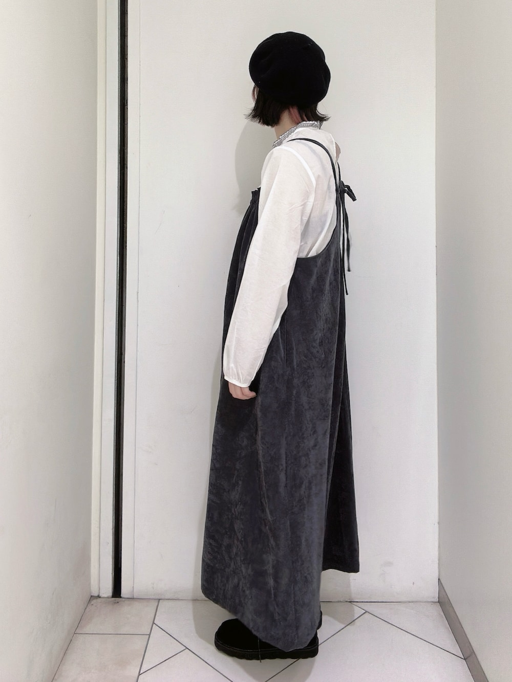 ブラック系のその他シューズを着用したレディースの冬コーディネートの3枚目の写真