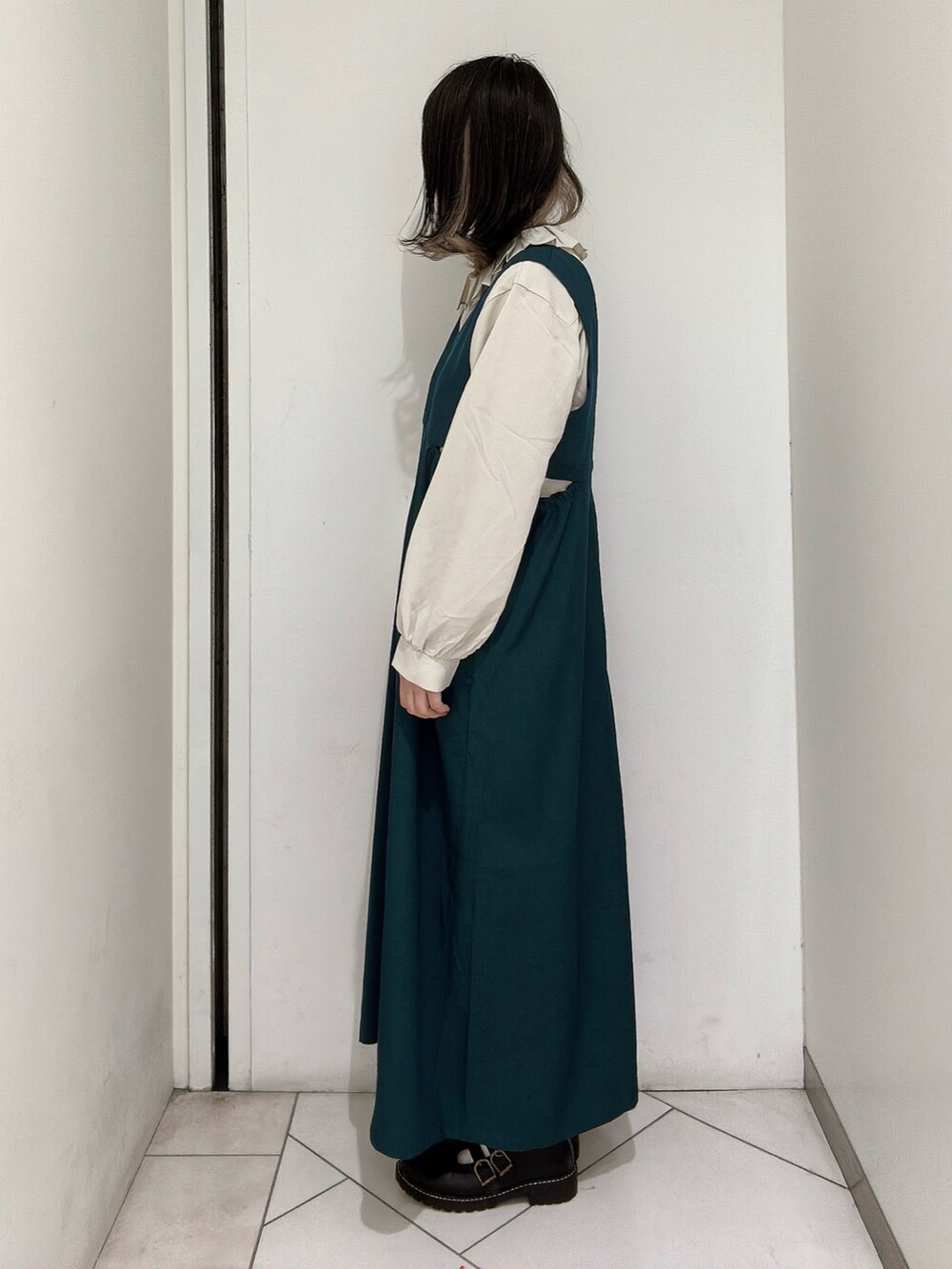 「エヘカソポ、ehka sopo、キレイめ、大人ガーリー、大人かわいい、休日スタイル、重ね着、ブラウス、グリーン、ジャンスカ、ジャンパースカート、重ね着ベストシーズン、きれいめガーリー」｜「ehka sopoのダブルTストラップシューズ（その他シューズ、ブラック系）」を使った、sakura✿さん（レディース・158cm）の秋コーディネートの4枚目の写真