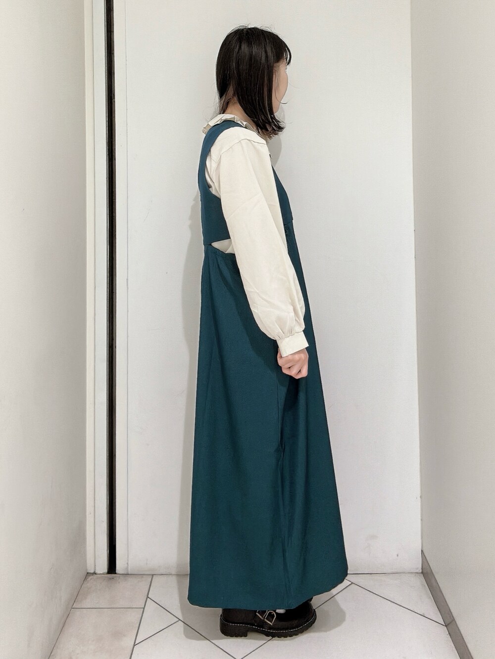 「エヘカソポ、ehka sopo、キレイめ、大人ガーリー、大人かわいい、休日スタイル、重ね着、ブラウス、グリーン、ジャンスカ、ジャンパースカート、重ね着ベストシーズン、きれいめガーリー」｜「ehka sopoのダブルTストラップシューズ（その他シューズ、ブラック系）」を使った、sakura✿さん（レディース・158cm）の秋コーディネートの2枚目の写真