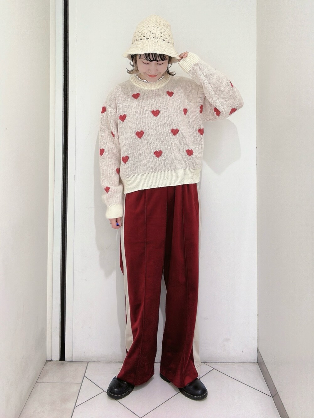 「エヘカソポ、ehka sopo、リラックスパンツ、ジャージ、セーター」｜「ehka sopoのかぎ針ニットハット（ハット、ホワイト系）」を使った、sakura✿さん（レディース・158cm）の冬コーディネートの2枚目の写真