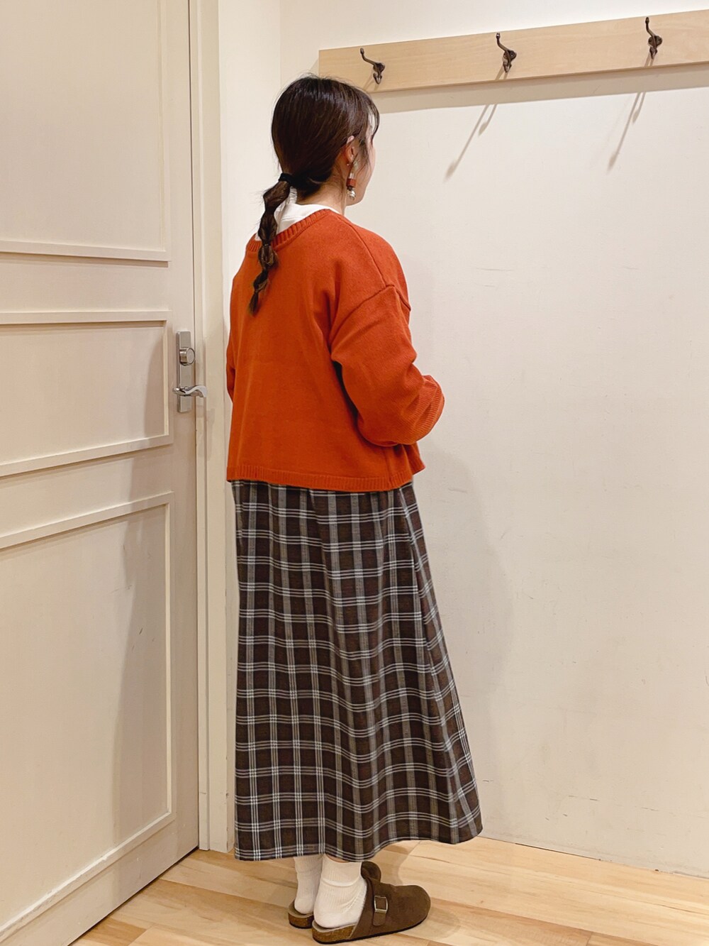 「カーディガン、ワンピース、セーター、冬コーデ、お出かけコーデ、赤ニット、チェックワンピース、低身長、サマンサ モスモス(Samansa Mos2)、Samansa Mos2、秋冬コーデ、サマンサモスモス」｜「Samansa Mos2のリボン前後着ニットカーディガン（カーディガン/ボレロ、レッド系）」を使った、sakura✿さん（レディース・158cm）の冬コーディネートの2枚目の写真