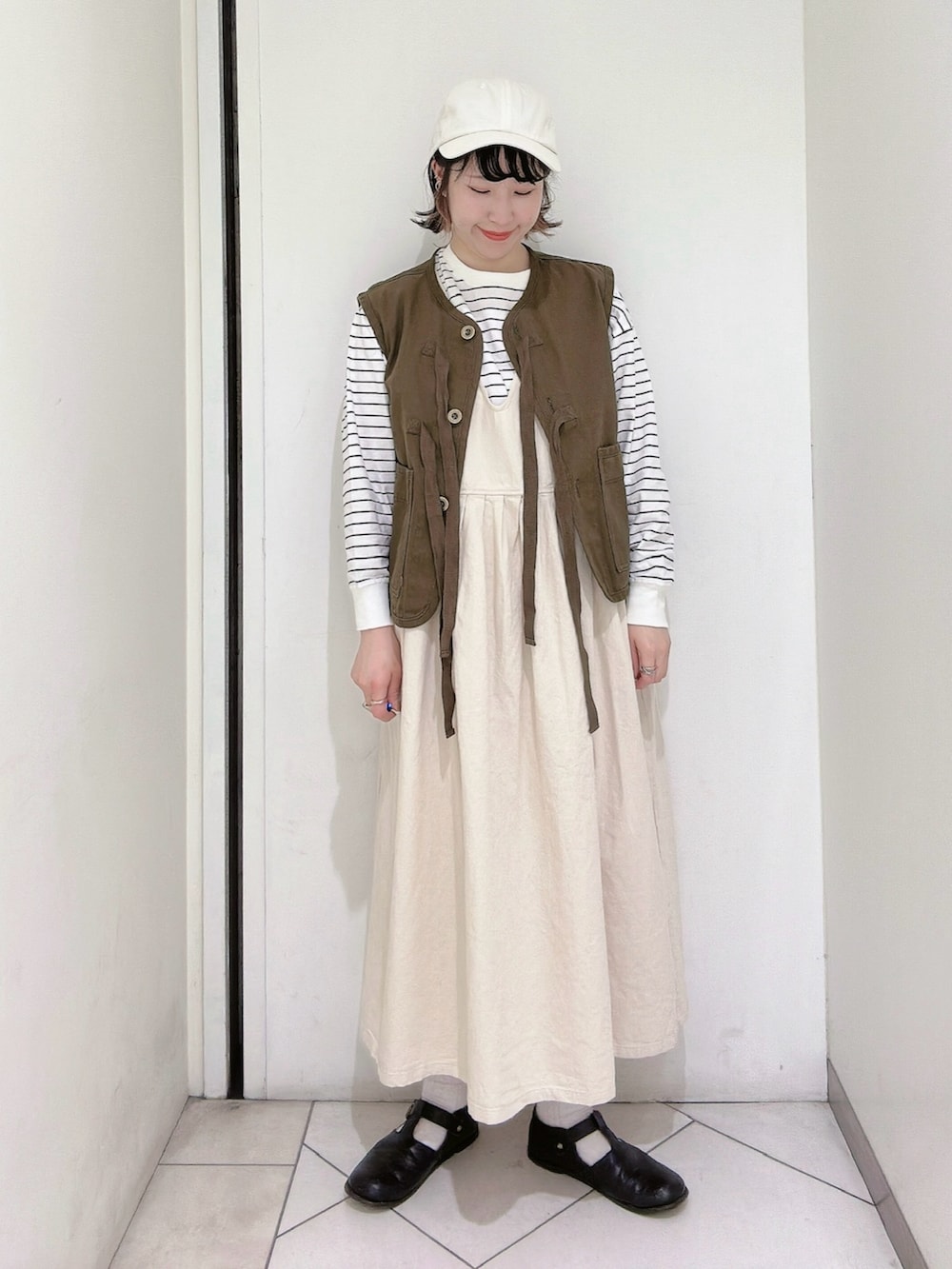 ブラック系のその他シューズを着用したレディースの冬コーディネートの2枚目の写真