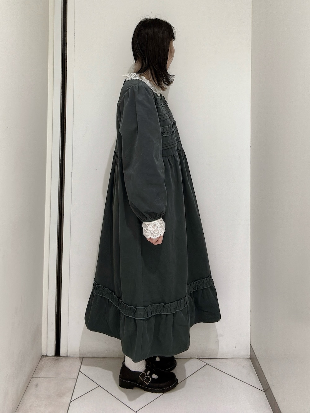 「ehka sopo、エヘカソポ、ワンピース、Tストラップシューズ、クラシック、ファッションを楽しもう、レトロ」｜「ehka sopoのダブルTストラップシューズ（その他シューズ、ブラック系）」を使った、sakura✿さん（レディース・158cm）の秋コーディネートの3枚目の写真