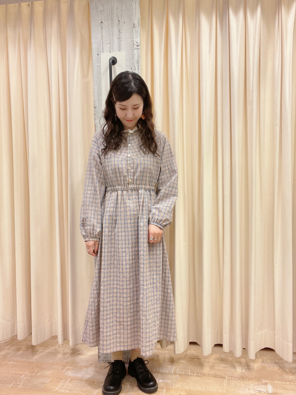 ブルー系のワンピース、ブラック系のその他シューズ、レッド系のハンチング/ベレー帽を着用したレディースの秋コーディネートの2枚目の写真