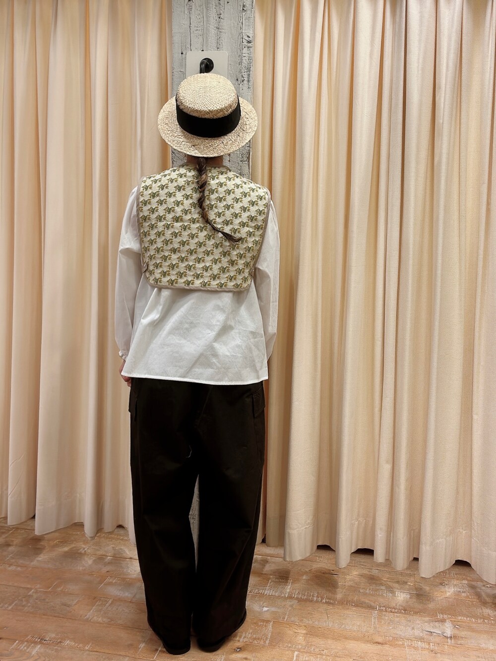 ベージュ系のベスト、ホワイト系のシャツ/ブラウス、グレー系のカーゴパンツを着用したレディースの春コーディネートの3枚目の写真